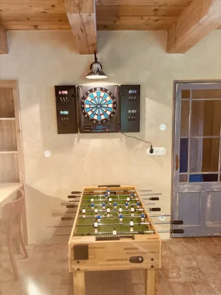 Klubovna - fotbálek a šipky